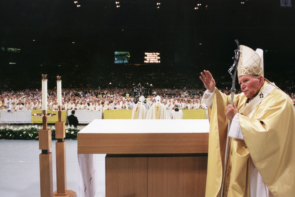 POPE BLESSES CROWD IN ST. LOUIS IN 1999