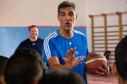 Villanova University Coach Jay Wright gives pointers to Arab and Israeli youth during a July 30 basketball clinic sponsored by PeacePlayers International in Jerusalem. The clinic was followed by a game with Arab, Israeli and American youth participating. (CNS photo/Mary Knight) 