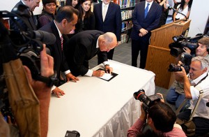 California Gov. Jerry Brown signs a bill into law July 25, 2011. (CNS photo/Victor Aleman, Vida Nueva)
