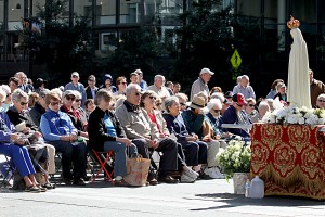 People pray the Rosary during the 10th Annual Cincinnati Rosary Crusade on Fountain Square Saturday, October 8, 2016. (CT Photo/E.L. Hubbard)