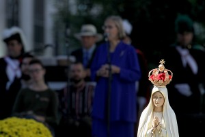 People pray the Rosary during the 10th Annual Cincinnati Rosary Crusade on Fountain Square Saturday, October 8, 2016. (CT Photo/E.L. Hubbard)