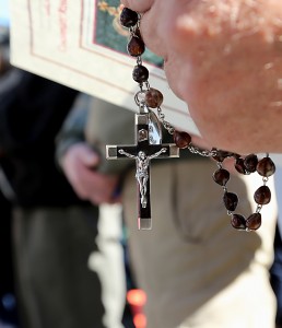 A man holds a Rosary during the 10th Annual Cincinnati Rosary Crusade on Fountain Square Saturday, October 8, 2016. (CT Photo/E.L. Hubbard)