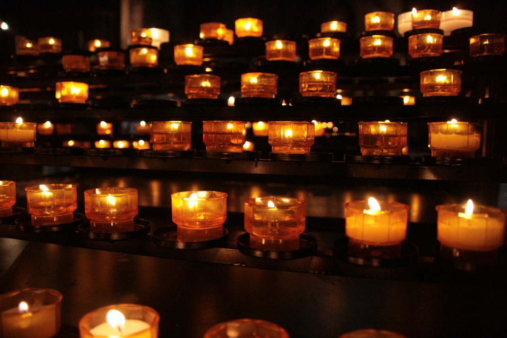 votive_candles_in_notre-dame_de_strasbourg