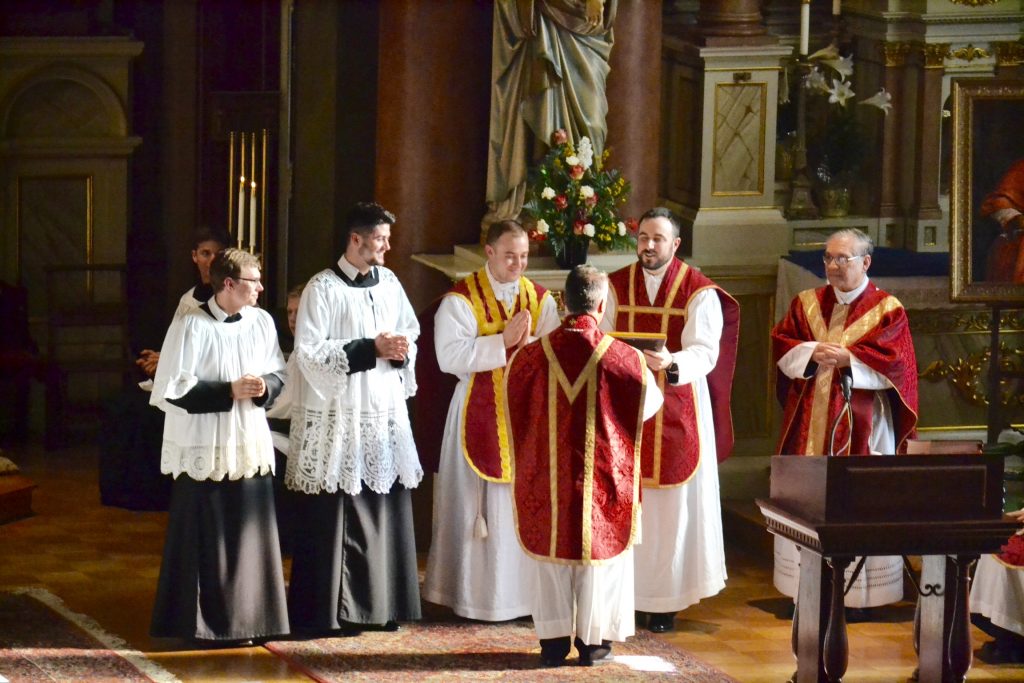 Father Mario Aviles, C.O., presents the Cincinnati Oratorians with the official establishment degree from Pope Francis. Oratorians, from left to right: Bro. Henry Hoffman and Bro. Brent Stull, both seminarians; Father Adrian Hilton, Father Jon-Paul Bevak, Father Lawrence Juarez. (CT/Photo by Gail Finke)