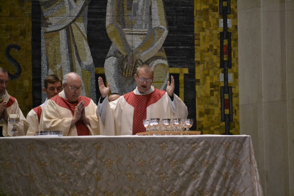 Reverend David Doseck Eucharistic Prayer (CT Photo/Greg Hartman)