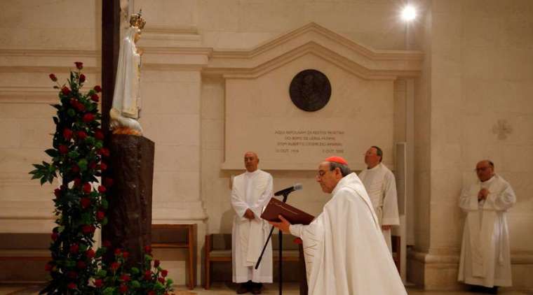 Cardinal Antonio Marto makes the consecration prayer before the Virgin of Fatima in Portugal. Credit: Shrine of Our Lady of Fatima