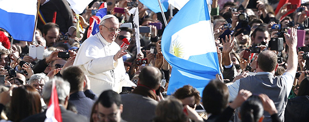 Pope Francis greets crowd before celebrating inaugural Mass in St. Peter's Square