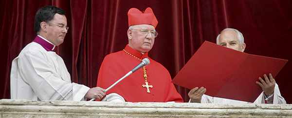 Chilean Cardinal Medina announces name of new pope in 2005