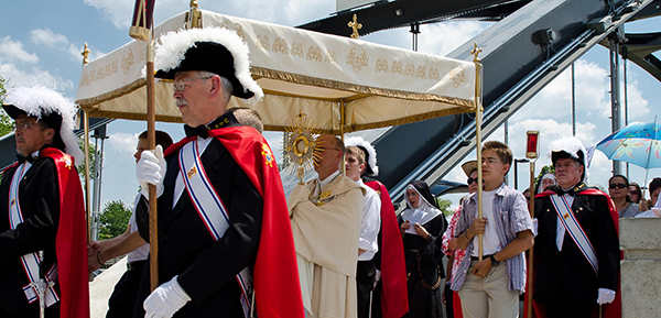 INDIANA BISHOP LEADS CORPUS CHRISTI PROCESSION WITH MONSTRANCE THROUGH DOWNTOWN FORT WAYNE