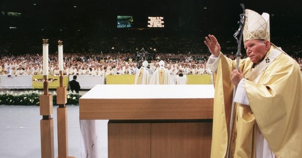 POPE BLESSES CROWD IN ST. LOUIS IN 1999