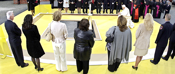 POPE PRAYS AT GROUND ZERO IN NEW YORK