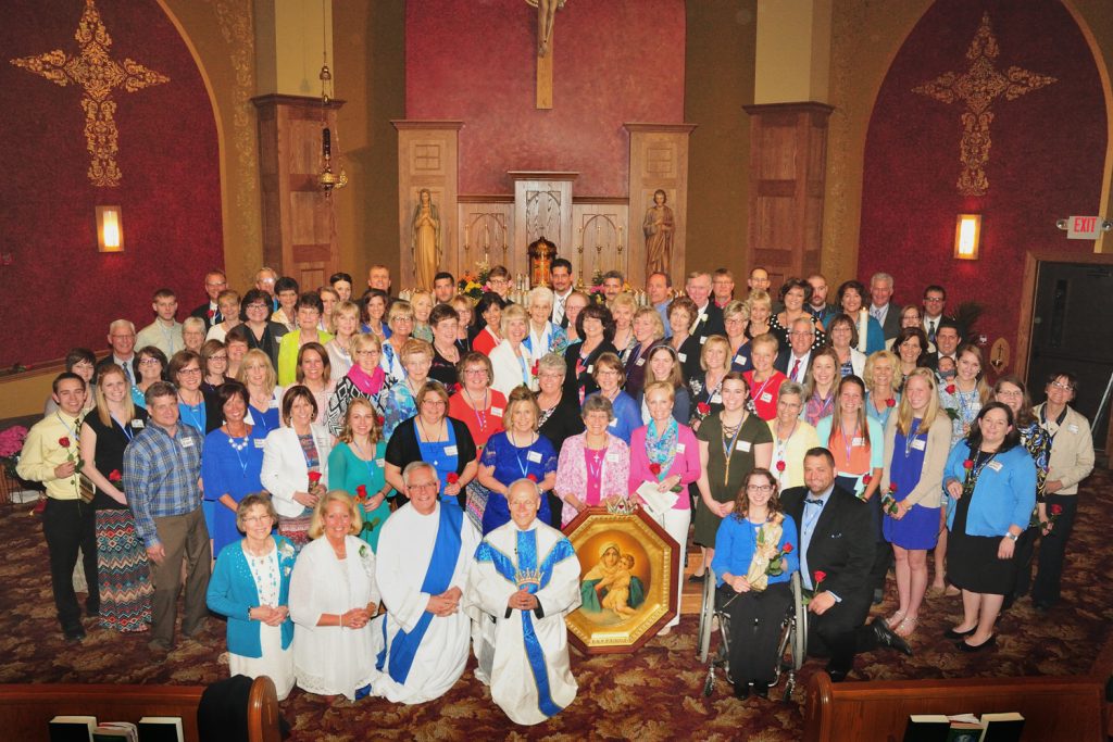 Group photo of all recipients of the Covenant of Love with our Mother Thrice Admirable Queen and Victress of Schoenstatt (CT Photo/Jeff Unroe)