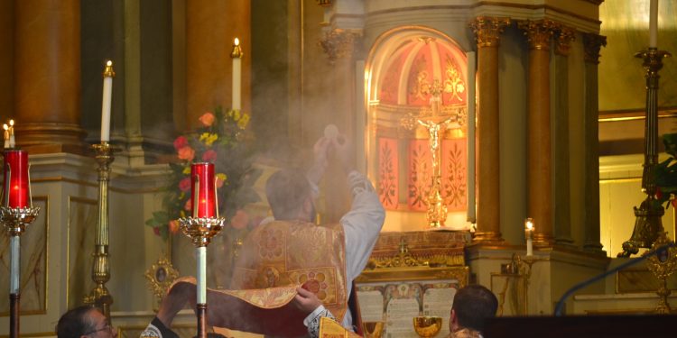 Eucharistic Prayer (CT Photo/Greg Hartman)