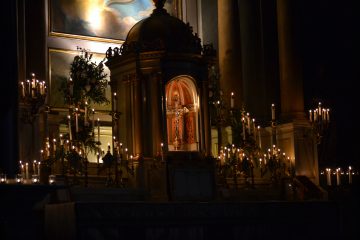 The altar bathed in candlelight (CT Photo/Greg Hartman)