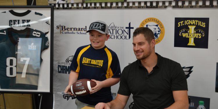 St. I's student meets Brent Celek (CT Photo/Greg Hartman)