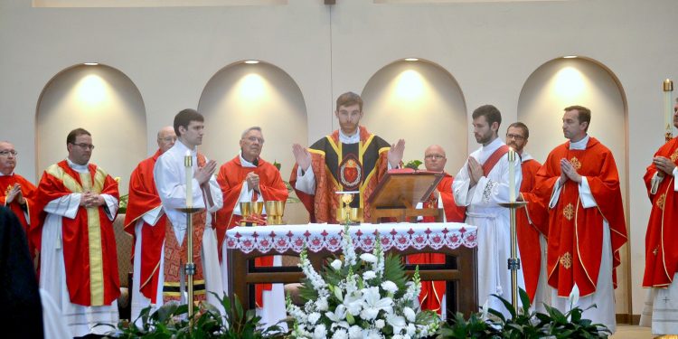 Rev. Jacob Willig during the Eucharistic Prayer (CT Photo/Greg Hartman)