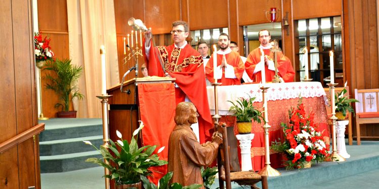 Rev. Craig Best censes the altar at St. Margaret St. John Parish (CT Photo/Greg Hartman)