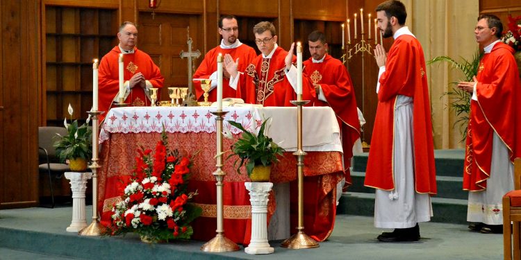 Rev. Craig Best during Eucharistic Prayer I (CT Photo/Greg Hartman)