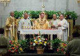 The Most Reverend Archbishop Dennis M. Schnurr celebrates the Eucharist during the Mass celebrating the dedication and blessing of The Cross and Crown Atrium at Our Lord Christ the King Church. (Left to right) Deacon Don Gloeckler, Reverend Frank Voellmecke, Archbishop Dennis Schnurr, Reverend Bob Obermeyer, and Pastor Ed Smith. (Courtesy Photo