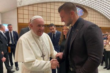 Pope Francis talks with Tim Tebow Feb. 5 at the Vatican's Paul VI Hall. Credit: Tim Tebow Foundation/CNA