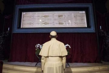 ope Francis with the Shroud of Turin in the Cathedral of Saint John the Baptist, Turin on June 21, 2015. Credit: Vatican Media