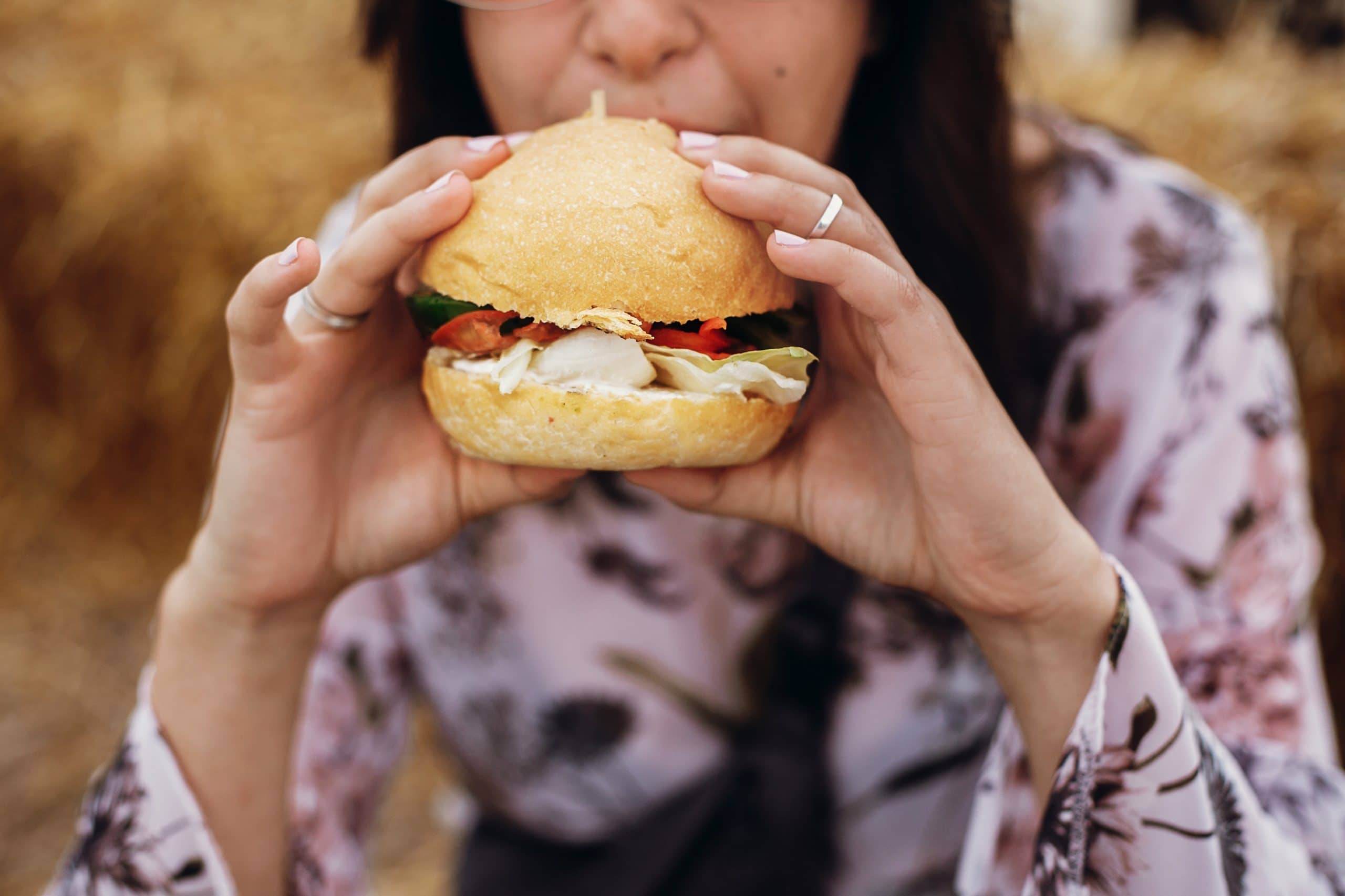 Бодибилдер и еда. Покажи еду настоящую. Еда из макдональдса. Вкусняшки. Самый жирный хот дог.